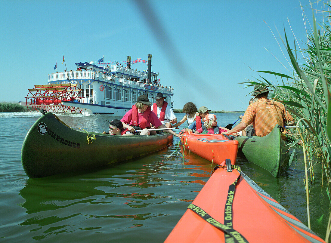 Kanus und Fähre auf Prerowstrom, Fischland-Darß-Zingst, Mecklenburg-Vorpommern, Deutschland