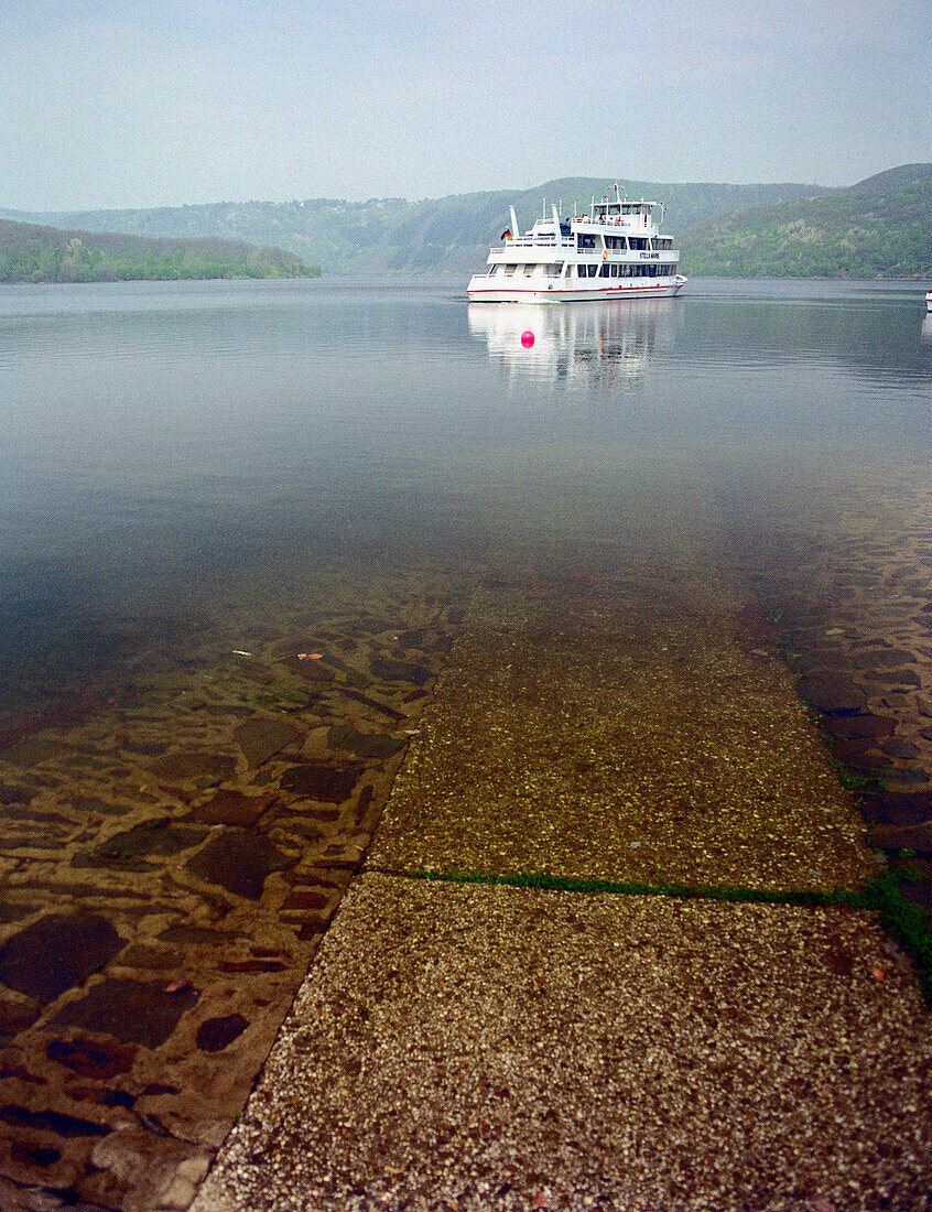 Ausflugsschiff auf dem Rurstausee, Rurtalsperre Schwammenauel, Eifel, Germany