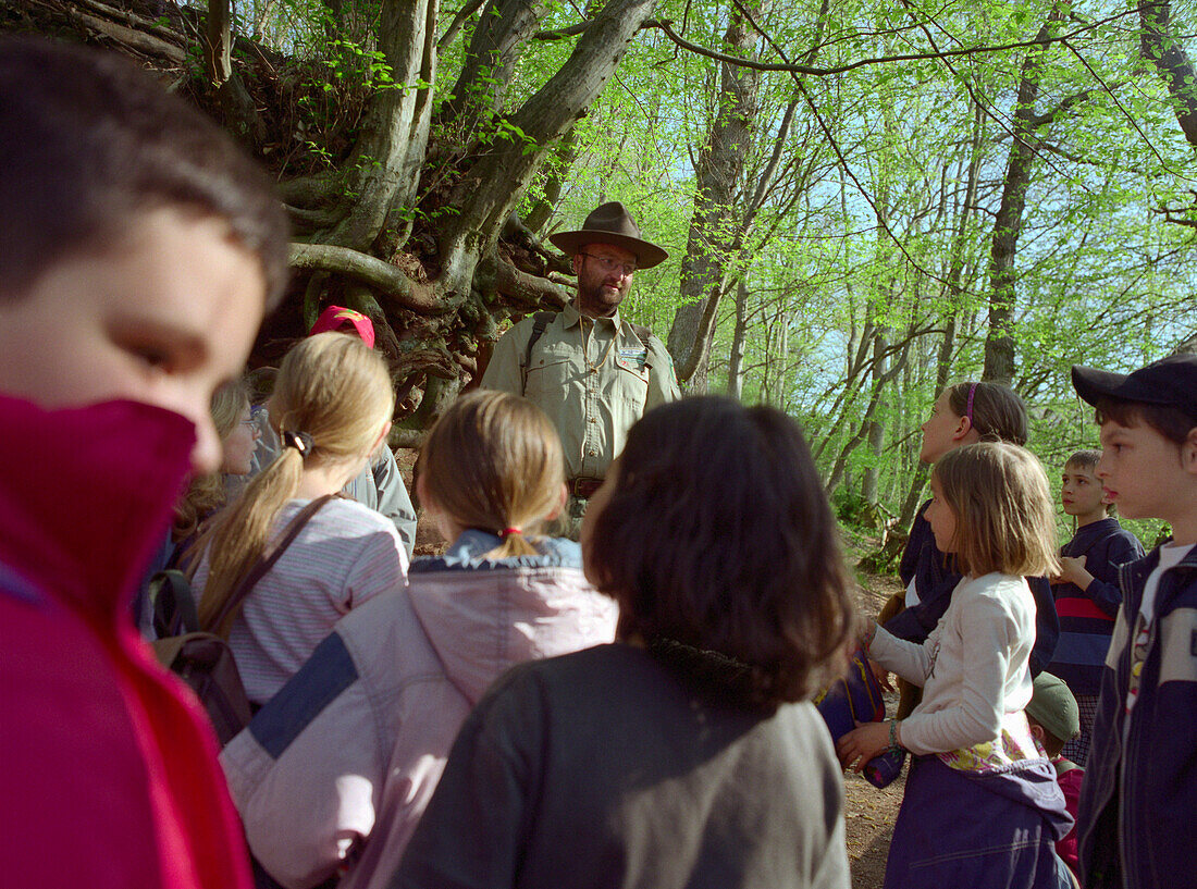 Schulkinder und Wildhüter im Nationalpark Eifel, Walderlebniszentrum Gemünd, Eifel, Nordrhein-Westfalen, Deutschland