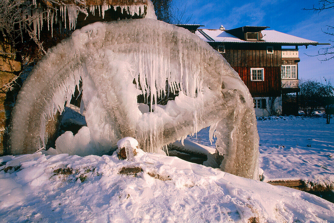 Eingefrorenes Mühlrad, Lauterbach Mühle, Bayern, Deutschland