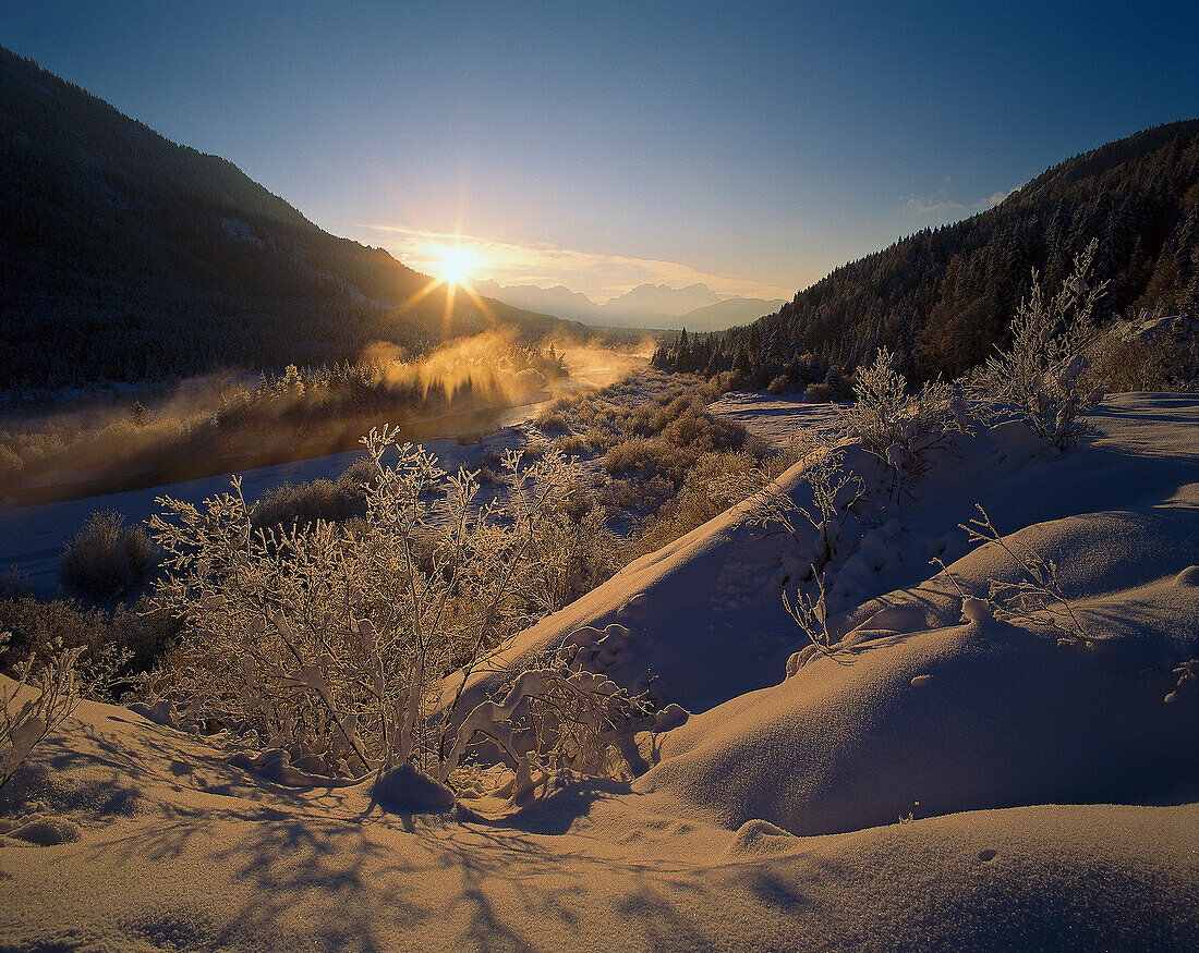 Winterlandschaft und Isar bei Vorderriß bei Sonnenaufgang, Werdenfelser Land, Garmisch-Partenkirchen, Oberbayern,  Bayern, Germany