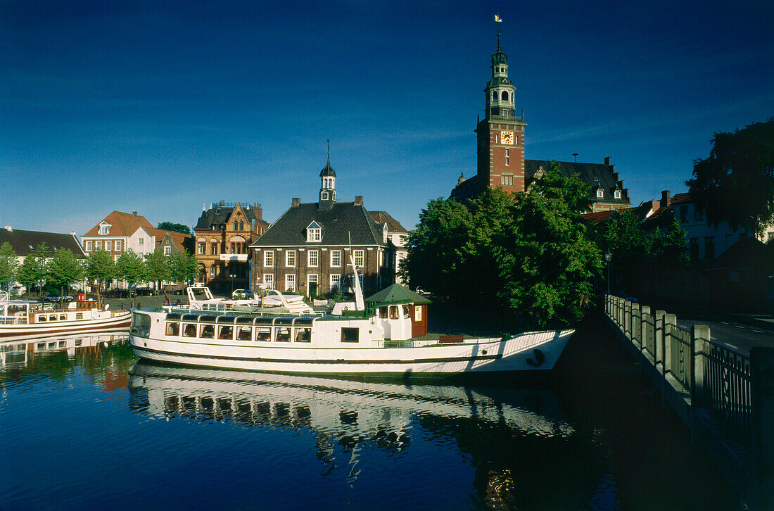 Rathaus und Alte Waage am Hafen, Leer, Ostfriesland Niedersachsen, Deutschland