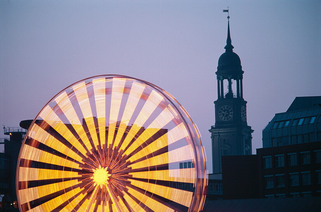 Riesenrad vor St. Michaeliskirche, Hamburg, Deutschland