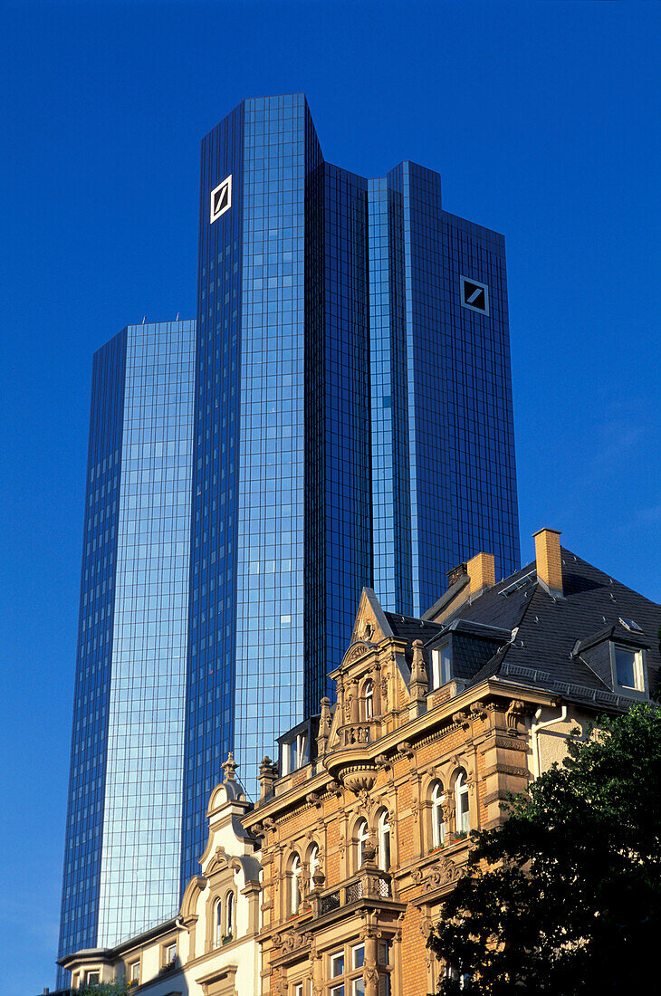 Hochhaus der Deutschen Bank und Wohnhaus unter blauem Himmel, Frankfurt, Hessen, Deutschland, Europa