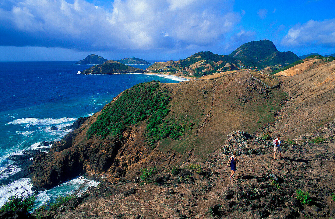 Zwei Wanderer oberhalb der Küste, Anse a Cointe, Iles des Saintes, Guadeloupe, Karibik, Amerika