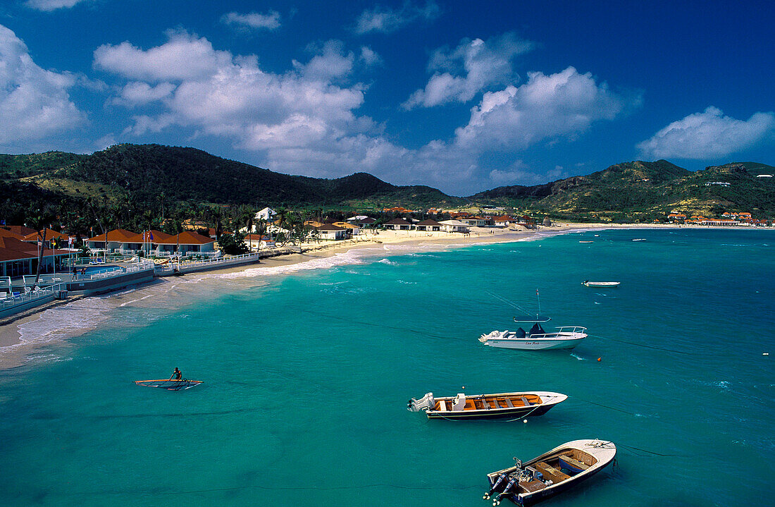 Strand und Boote in einer Bucht, St. Jean Beach, St. Barthelemy, St. Barts, Karibik, Amerika