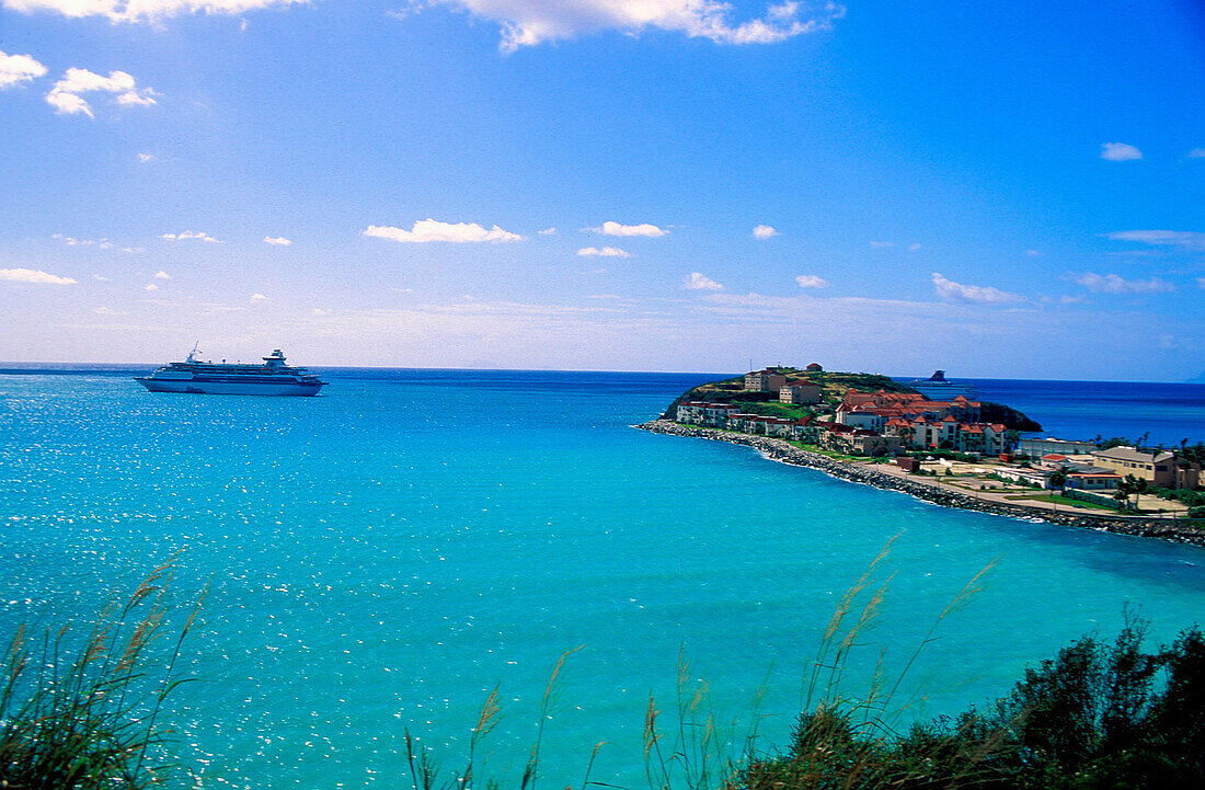 Schiff vor der Küste, St. Martin, Nettle Bay, Marigot, Karibik, Amerika