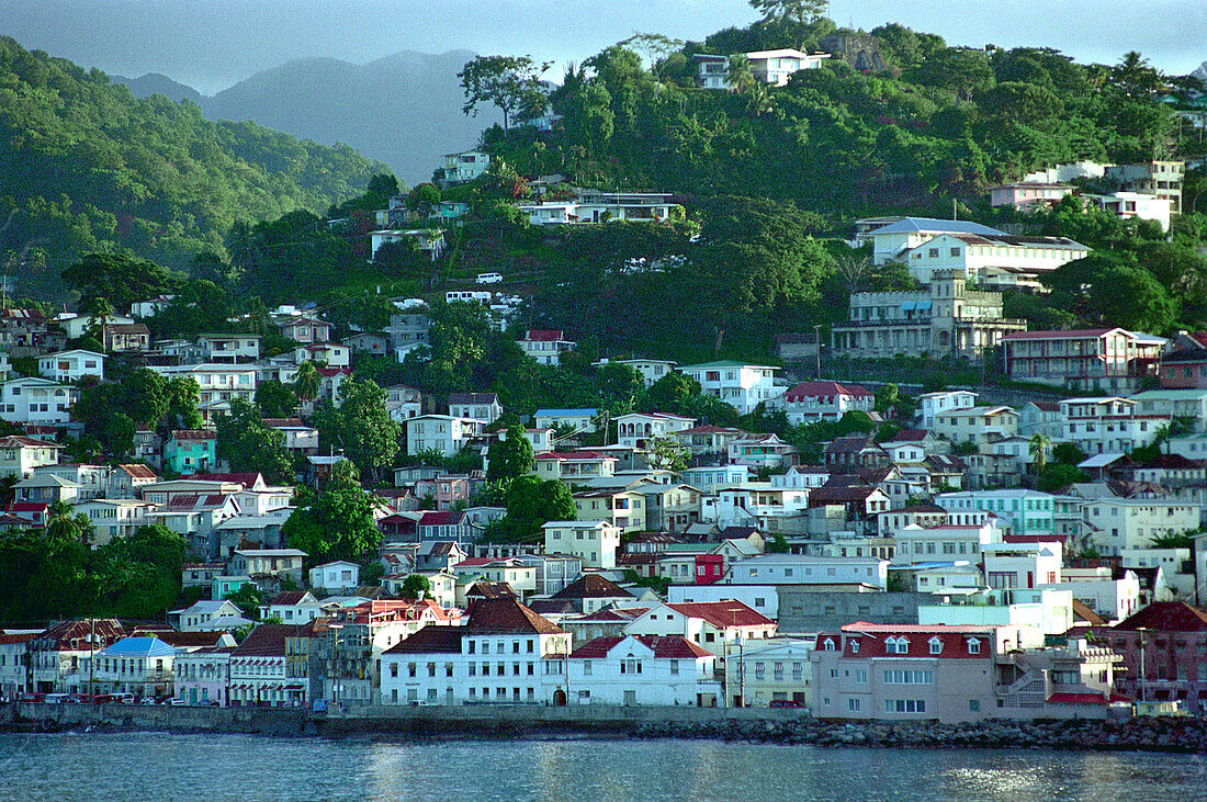 Häuser am Hang, St. George´s, Grenada, Karibik, Amerika