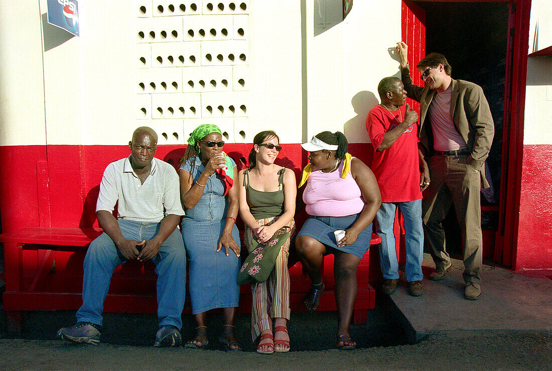 Junges Paar spricht mit Einheimischen, St. George´s, Grenada, Karibik, Amerika