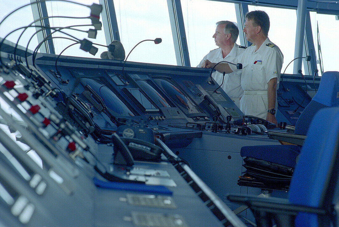 Kapitän und Offizier auf der Brücke, Kreuzfahrtschiff AIDA, Karibik, Amerika