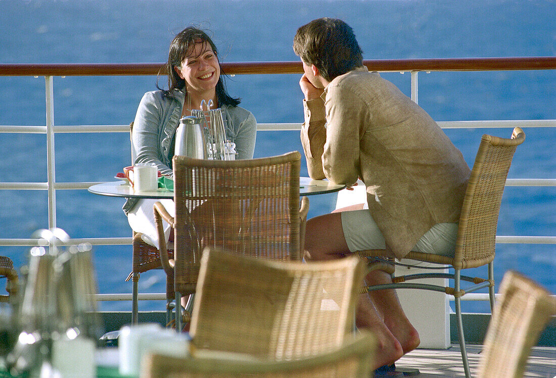 Junges Paar beim Frühstück, Kreuzfahrtschiff AIDA, Karibik, Amerika