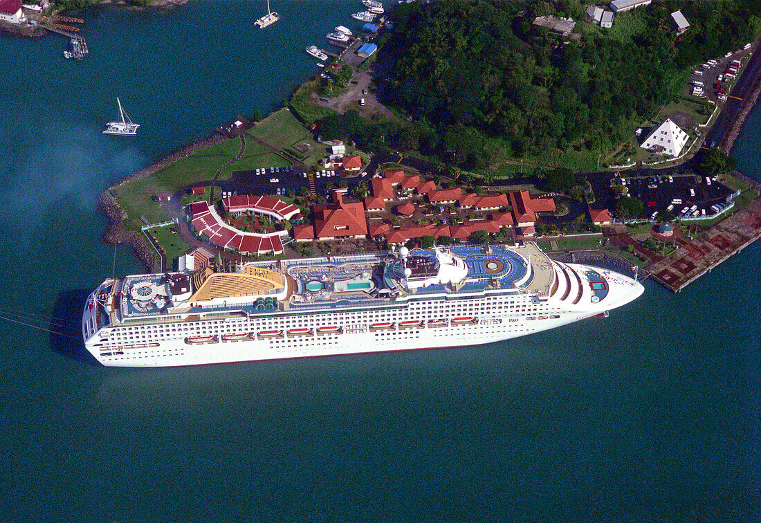 Luftaufnahme von Kreuzfahrtschiff, Castries, St. Lucia, Karibik, Amerika