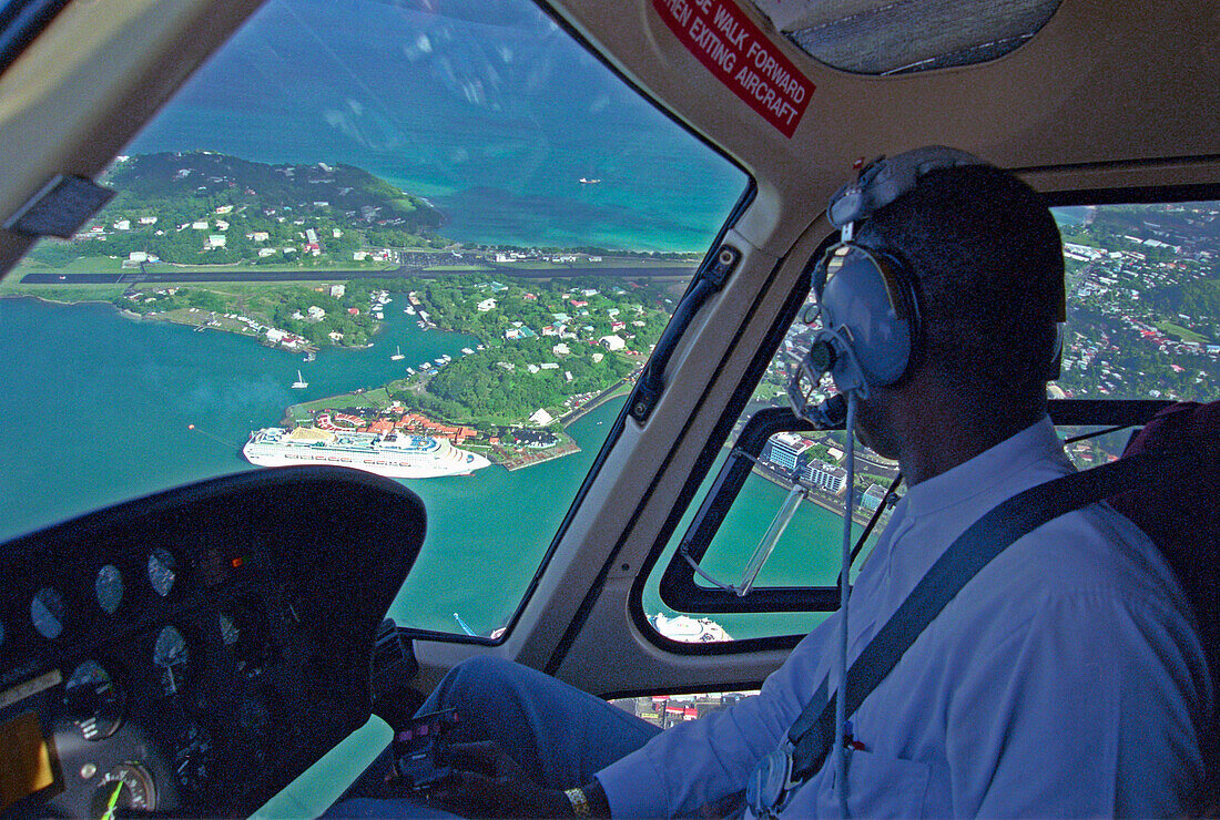 Pilot im Hubschrauber über Castries, St. Lucia, Karibik, Amerika