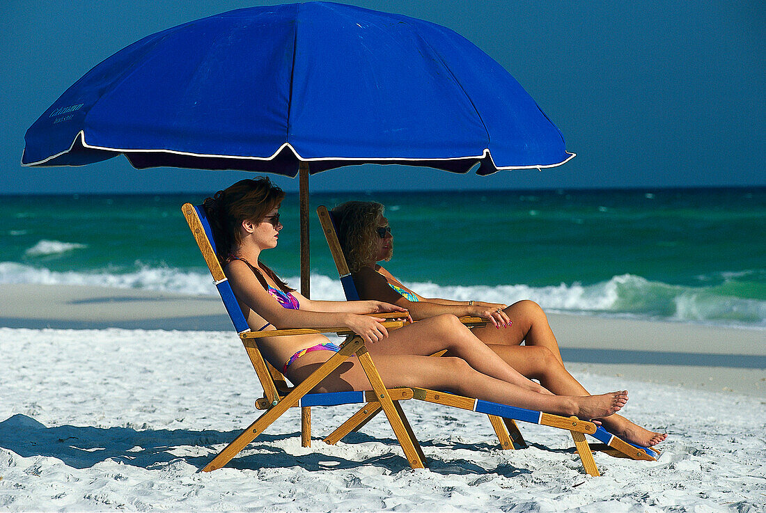 Frauen unter einem Sonnenschirm am Strand, Panama City, Florida, USA, Amerika
