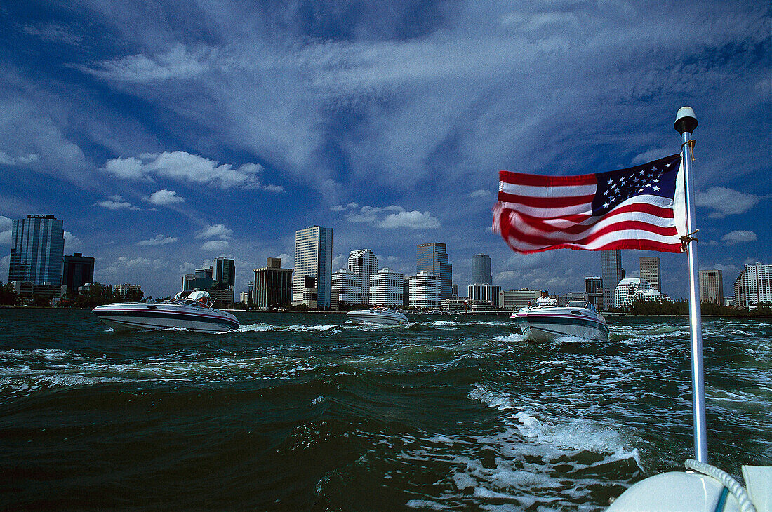Amerikanische Flagge und Skyline von Miami, Biscayne Bay, Florida, USA, Amerika