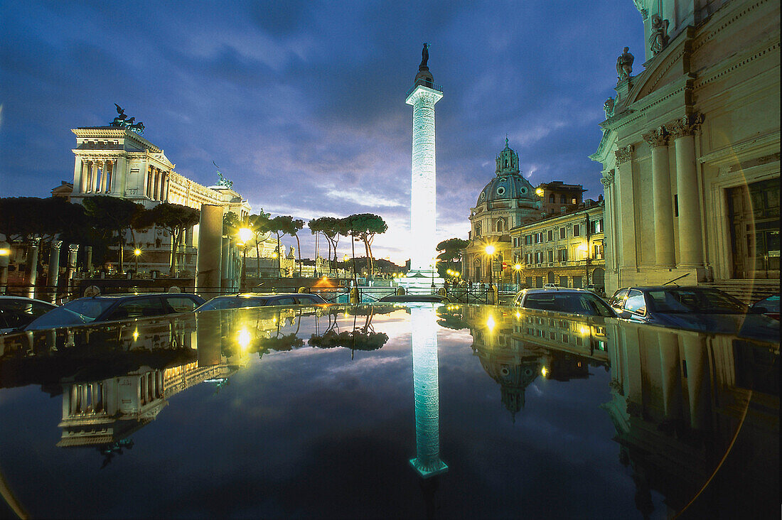Piazza Venezia mit Wasserspiegelung in Abendstimmung, Rom, Italien