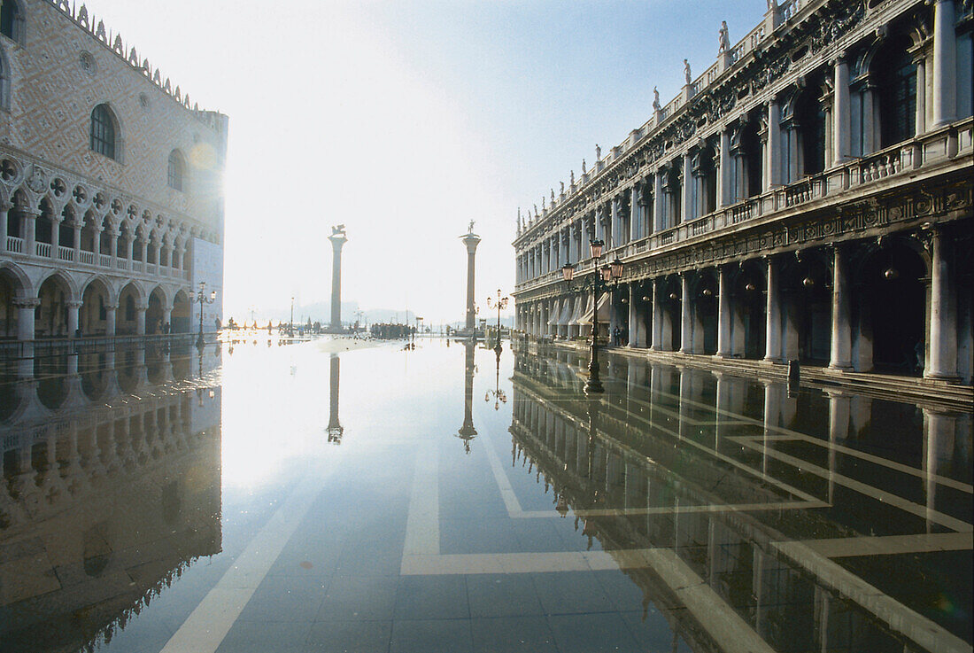 Überfluteter Markusplatz in Venedig, Italien