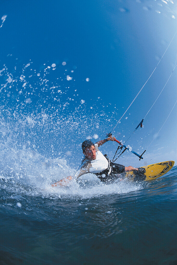 Mann beim Kitesurfen, El Naba, Rotes Meer, Ägypten