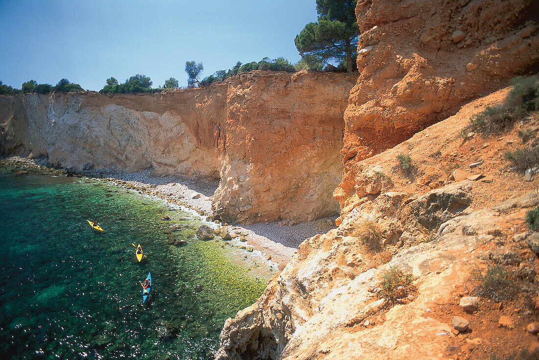 Kajaks bei Punta Negra nahe Palma Nova, Mallorca, Balearen, Spanien