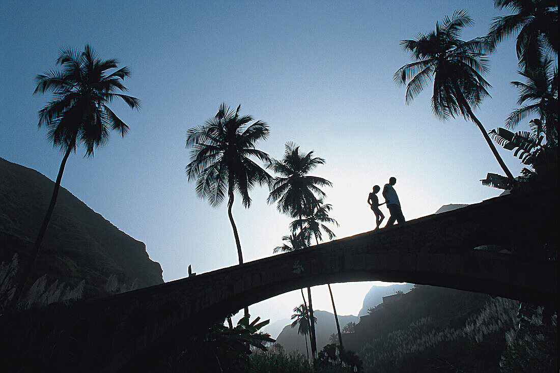 Vater und Sohn auf einer Brücke, Santo Antáo, Kapverden