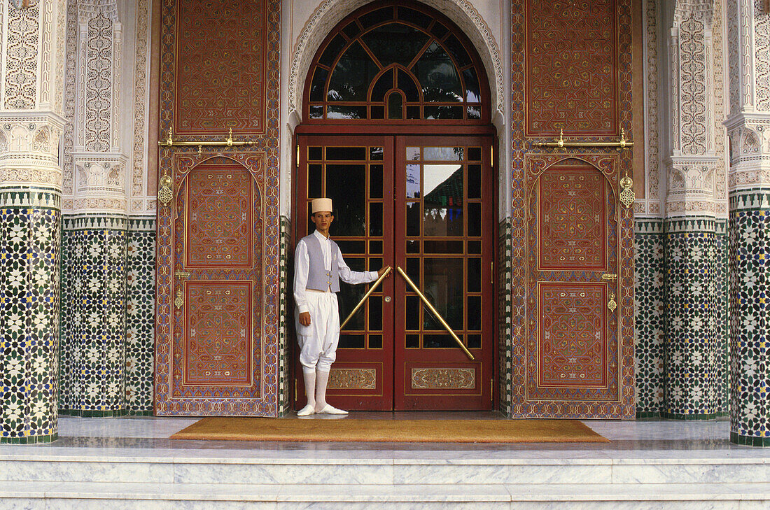 Eingangstür des Hotel Mamounia mit Pförtner, Marrakesch, Marokko, Afrika