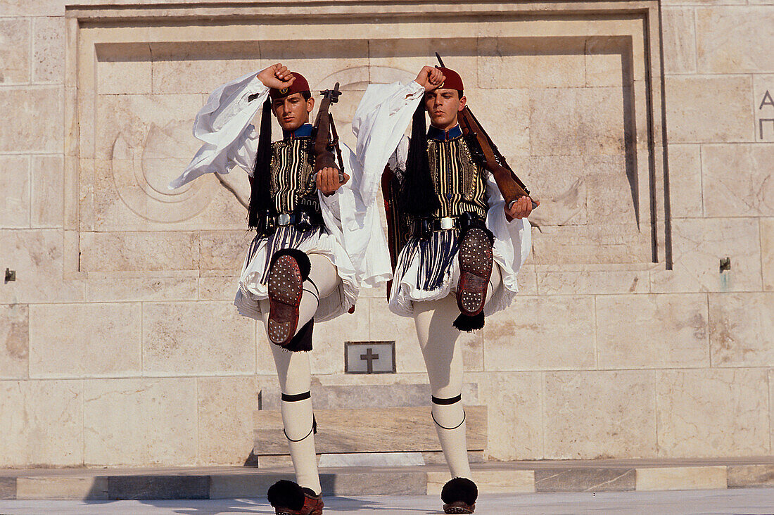 Evzonen-Garde, Grabmal Unbekannten, Soldaten vor Parlament Athen, Griechenland