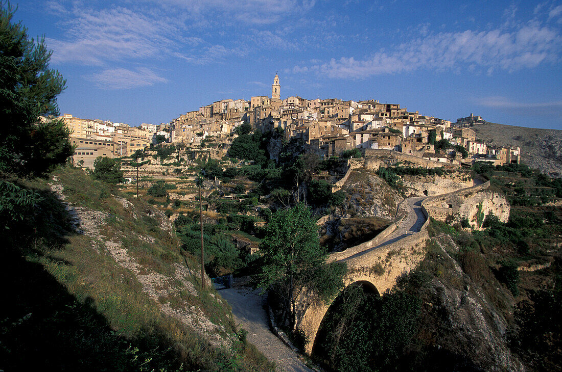 Blick auf das Bergdorf Bocairente, Sierra de Mariola, Costa Blanca, Spanien, Europa