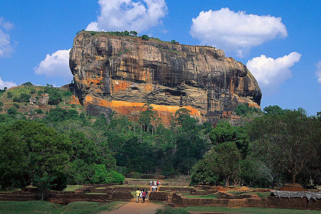 Menschen vor Felsen von Sigiriya, Sigiriya, Sri Lanka, Asien