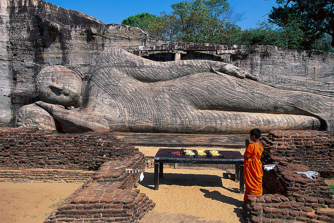 Junger Mönch vor dem liegenden Buddha von Gal Vihara, Polonnaruwa Sri Lanka, Asien