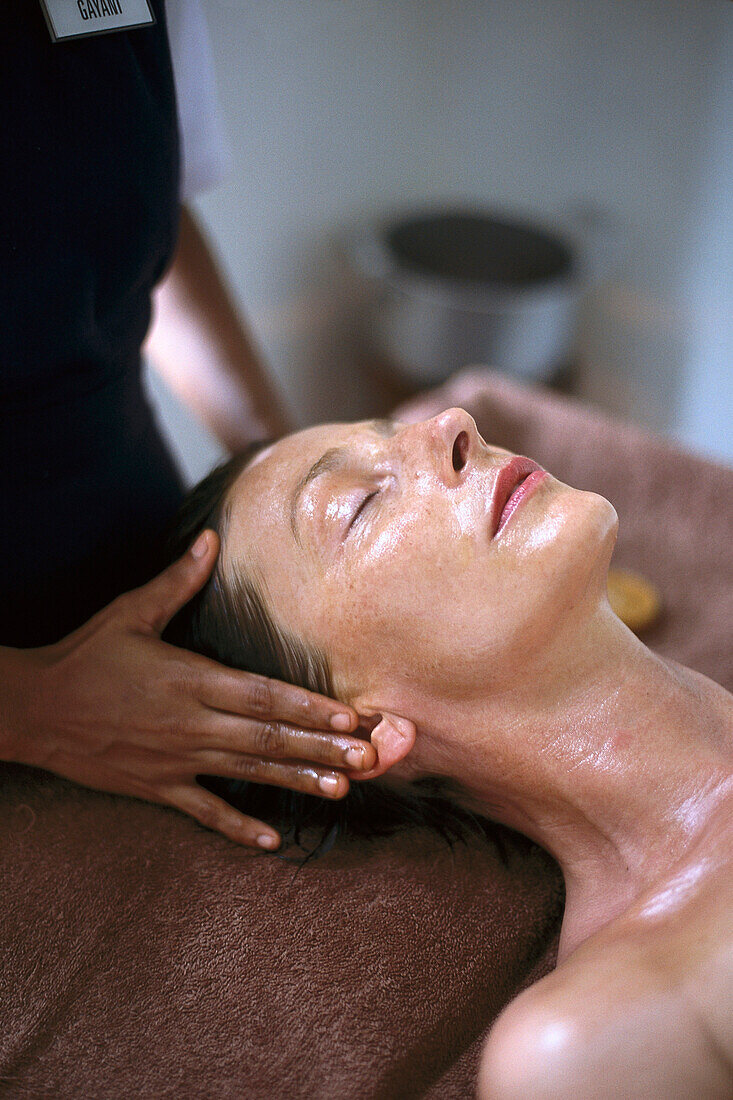 Frau bekommt eine Massage, Essential Oil Therapy, Ayurveda, Sri Lanka