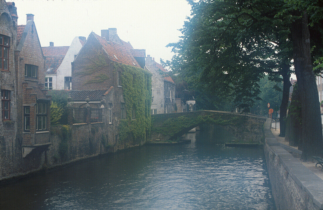 Haeuser am Kanal in der Groenerei, Bruegge, Flandern Belgien