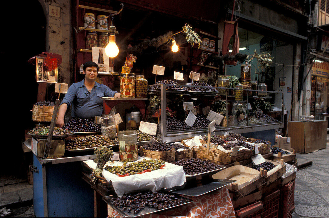 Mann in einem Verkaufsstand an der Strasse, Vuccina, Palermo, Sizilien, Italien