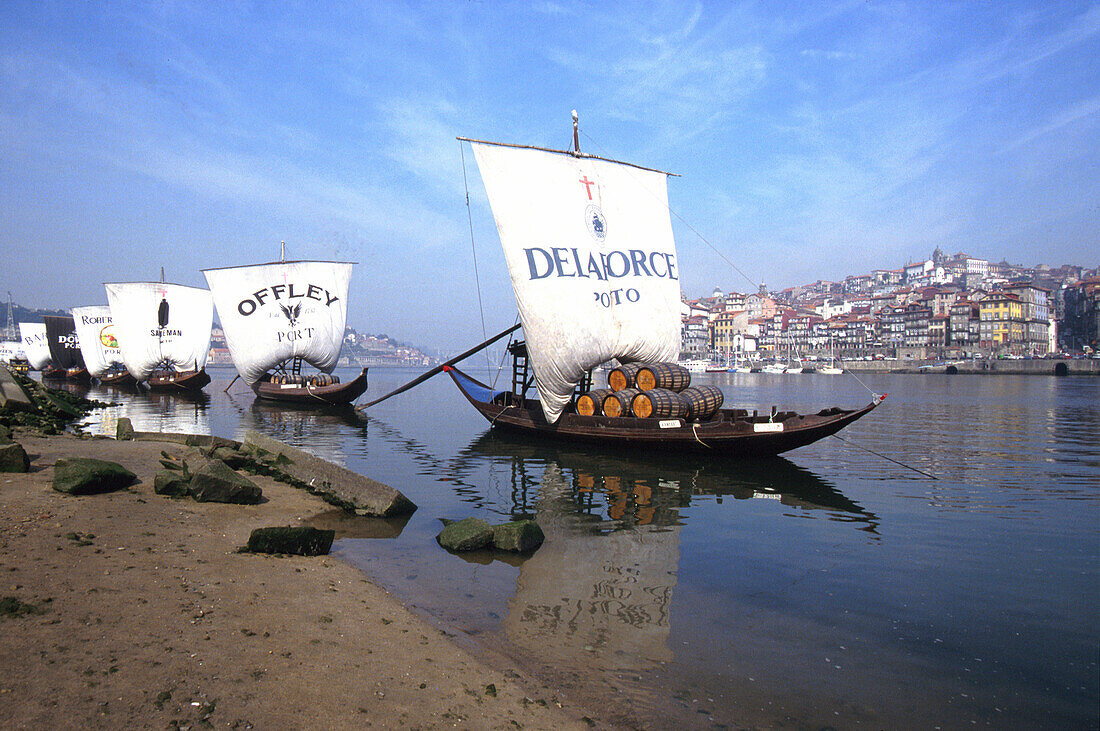 Boote mit Portweinfässern auf dem Fluss Douro, Porto, Portugal, Europa