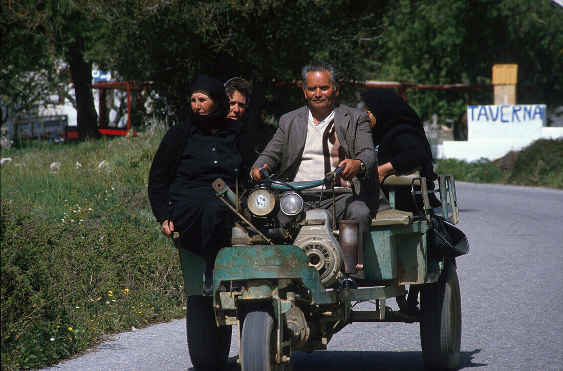 Bauer auf Dreirad-Transporter, Mesa Lassithi, Lassithi Ebene Kreta, Griechenland