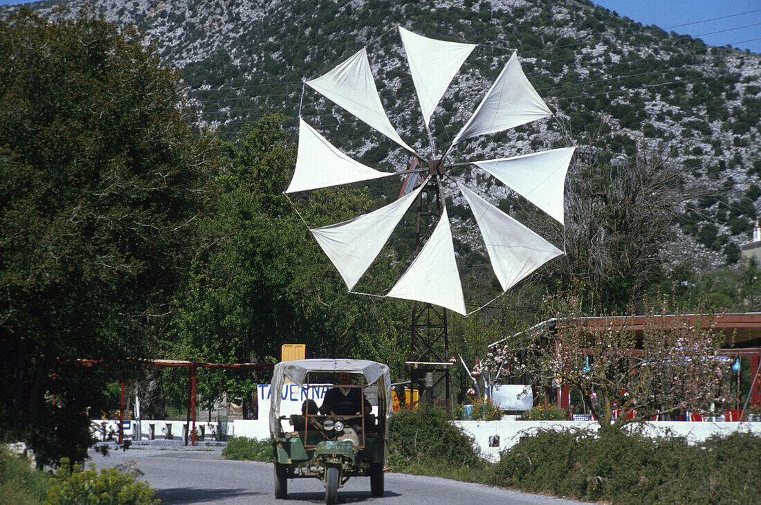 Windrad, Dorf Magoulas, Lassithi-Hochebene Kreta, Griechenland