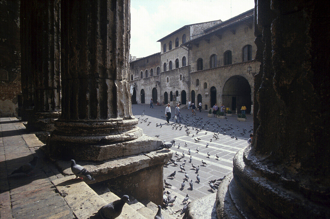 Platz, Piazza del Comune,  mit Minerva Tempel, Tempio di Minerva, Assisi, Umbrien, Italien