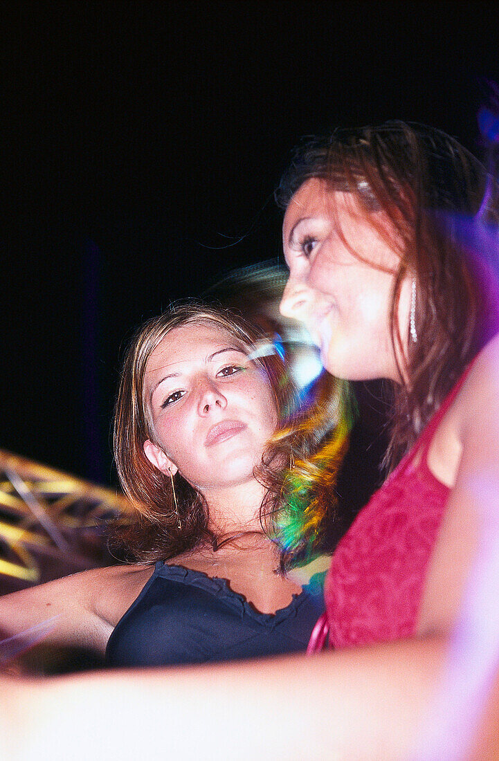 Zwei junge Frauen in Diskothek, Palm Beach, Cannes, Côte d'Azur, Frankreich