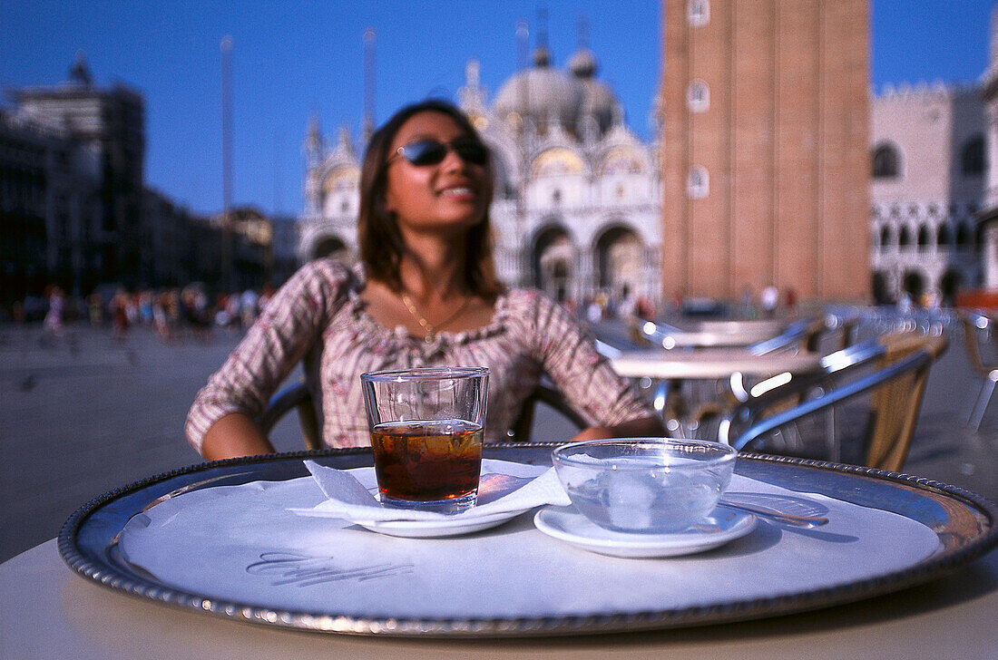 Frau geniesst ein Martini, Café Florian, San Marco Platz, Venedig, Italien