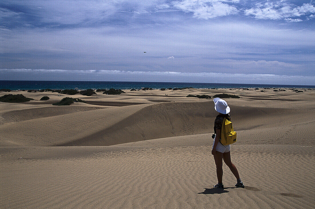 Frau spaziert entlang die Dünen, Playa del Ingles, Gran Canaria, Kanarische Inseln, Spanien