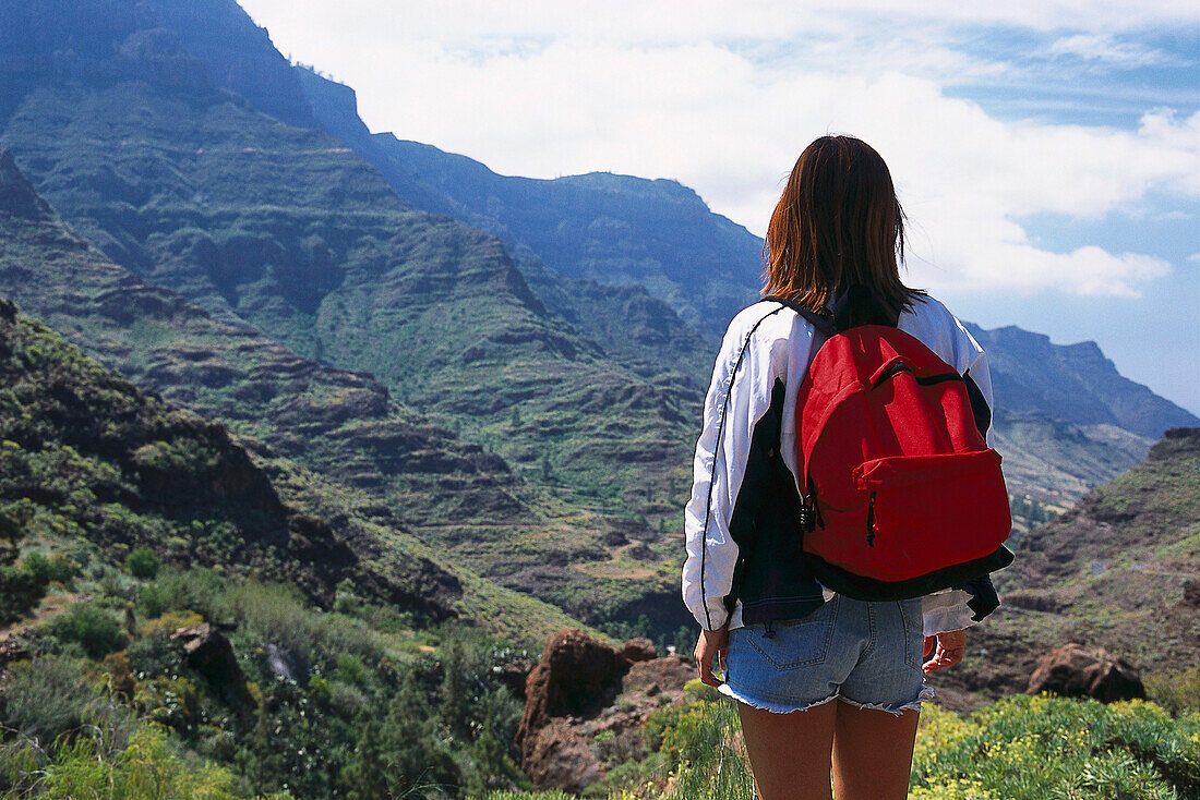 Frau beim Wandern, von Mogán bis Tejeda, Cruz de San Antonio, Gran Canaria, Kanarische Inseln, Spanien
