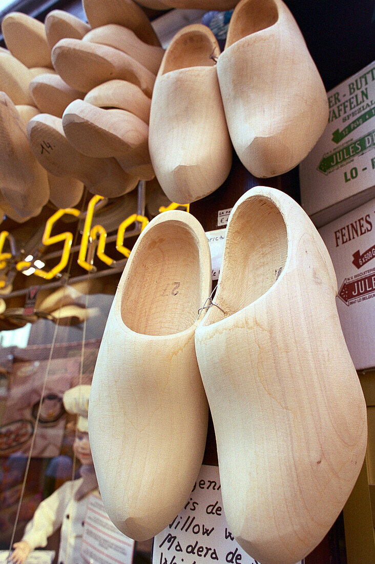 Clogs, Holzschuhe an der Aussenseite eines Ladens, Brügge, Belgien, Europa
