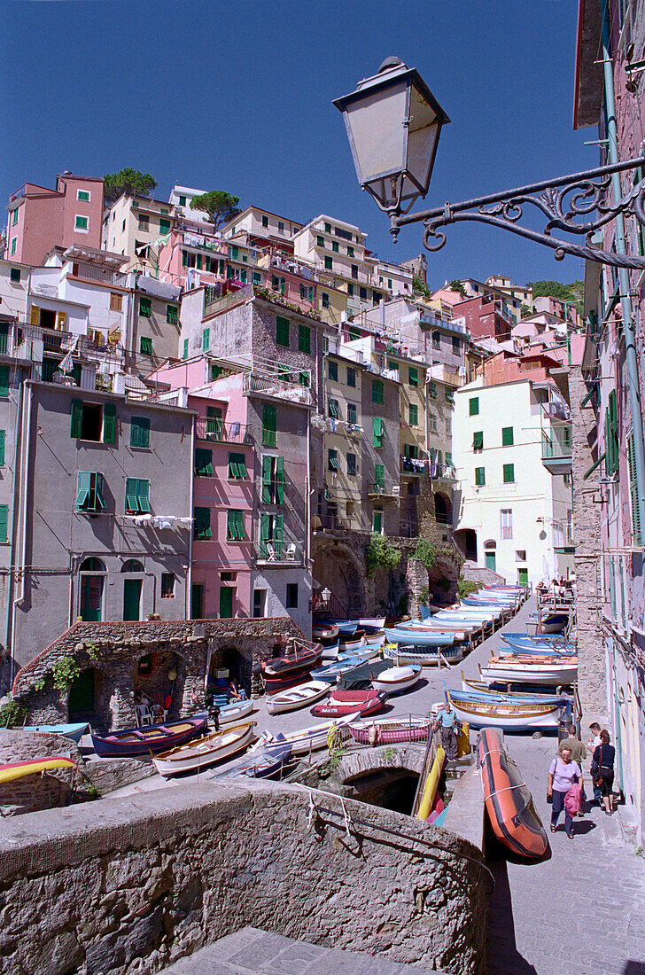 Boote am Hafen und Häuser unter blauem Himmel, Riomaggiore, Cinque Terre, Ligurien, Italien, Europa