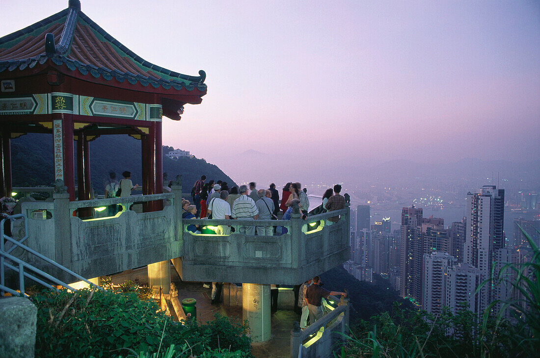 Menschen stehen am Aussichtspunkt auf dem Berg Victoria Peak, Hongkong, China