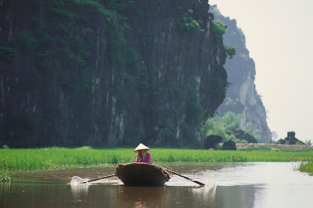 Bambusboot, Flusslandschaft von Tam Coc Vietnam