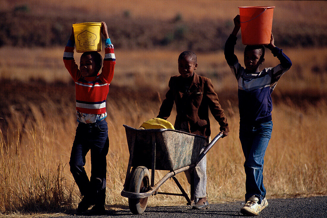 Drei Jungen auf der Strasse, Transport Südafrika