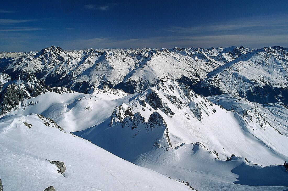 Blick von Valluga auf schneebedeckte Berge, Arlberg, Tirol, Österreich, Europa