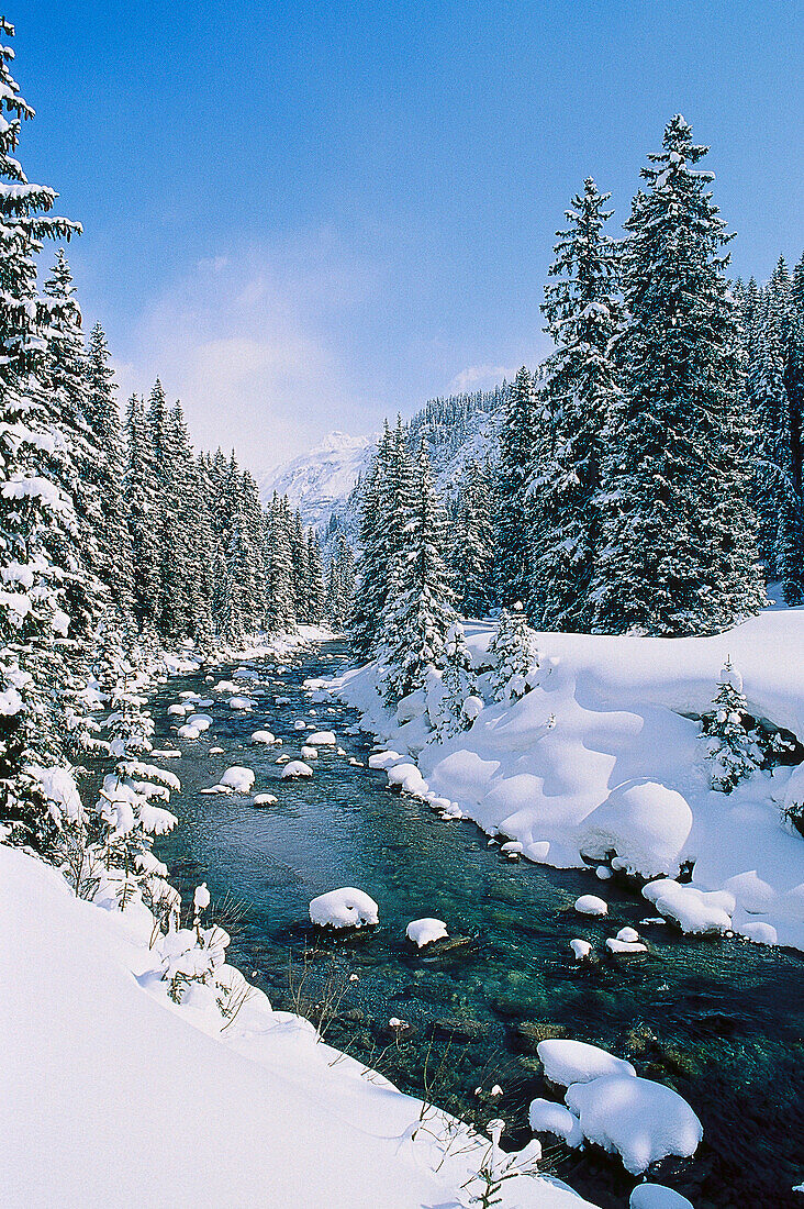 Ein Fluß fließt in ein Winterlandschaft, bei Arlberg, Tirol, Österreich