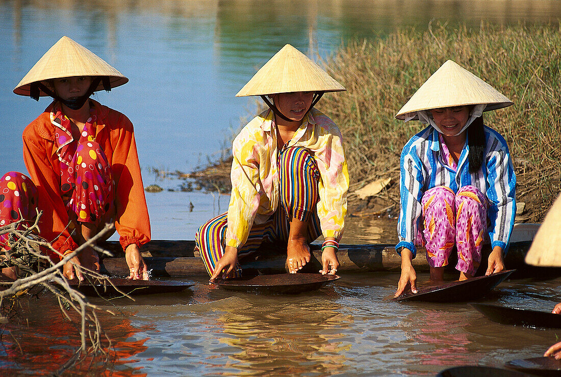 Frauen waschen Gold an einem Fluss, Nha Trang, Vietnam, Asien
