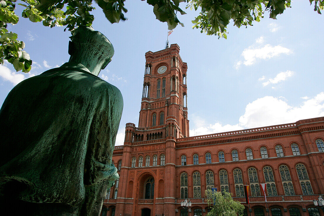 Berlin-Berliner Rathaus-Rotes Rathaus, Bronzestatue Aufbauhelfer