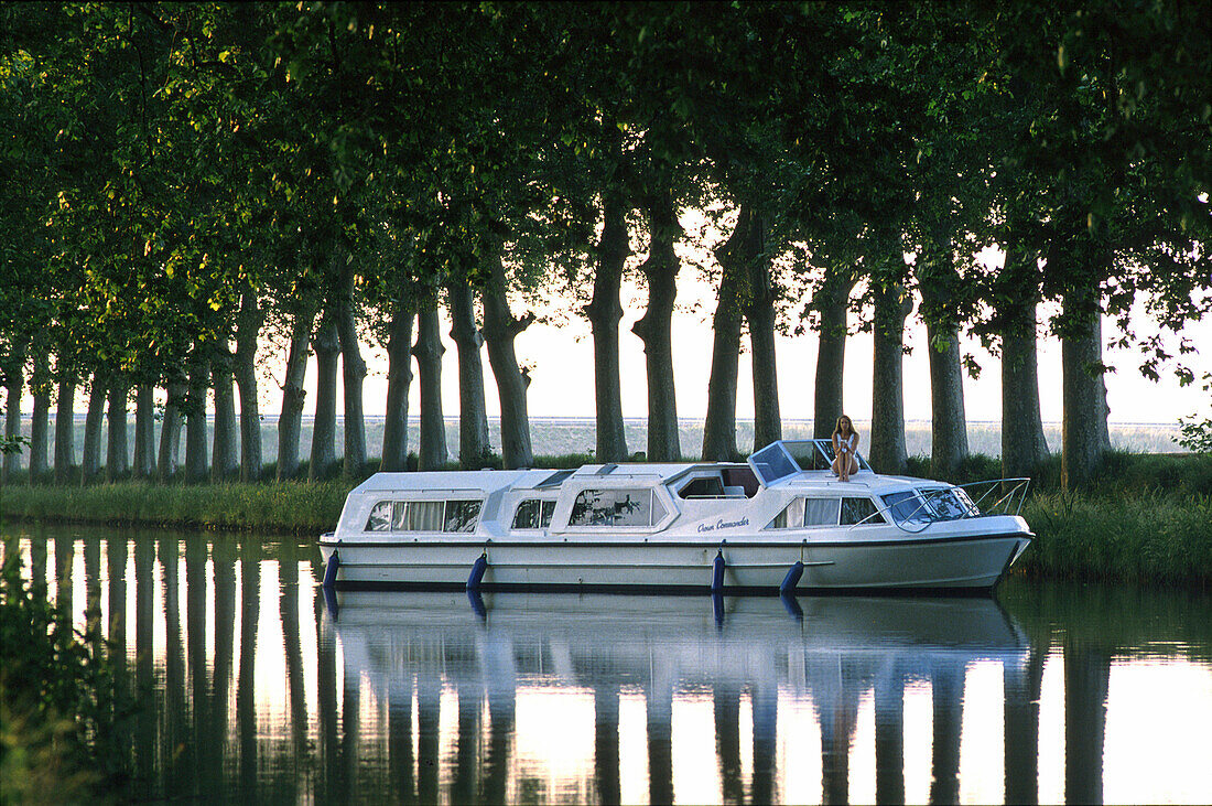 Junge Frau auf einem Hausboot, Canal du Midi, Frankreich, Europa